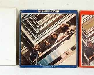 1013 THE BEATLES VINYL ALBUMS INCLUDES THE WHITE ALBUM W/POSTER & MULTIPLE COPIES OF PRINTS, POSTER HAS TEARS, THE RED ALBUM & THE BLUE ALBUM, SOME COVERS MAY HAVE WEAR SUCH AS STAINING OR SPLITS, ETC