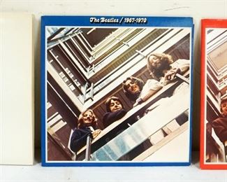 1014 THE BEATLES 1978 COLOR VINYL ALBUMS INCLUDES THE WHITE ALBUM, THE BLUE ALBUM & THE RED ALBUM, DISCS ARE ALL THE CORRESPONDIG COLORS