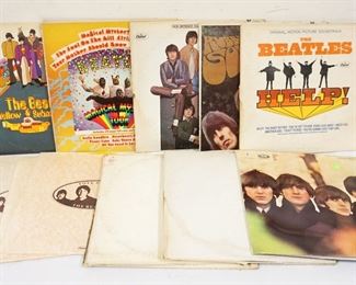 1027 LOT OF BEATLES VINYL ALBUMS W/WEAR/DAMAGE, AS FOUND, SOME RECORDS MISSING COVERS INCLUDES BEATLES LOVE SONGS COLOR VINYL MISSING COVER