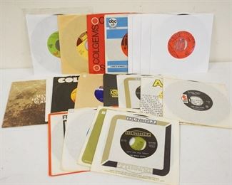 1042A LOT OF 45 RPMS INCLUDES PAUL REVERE & THE RAIDERS, THE MONKEES, STEVIE WONDER JETHRO TULL, ROLLING STONES, BONNIE TYLER & MORE