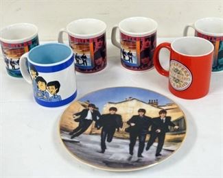 1048 LOT OF COLLECTIBLE BEATLES MUGS & DECORATIVE PLATE 8 1/2 IN