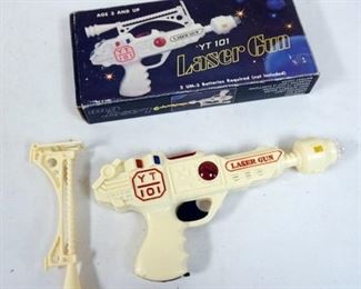 1086 VINTAGE TOY PLASTIC LASER GUN IN BOX