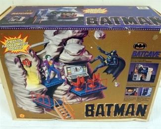 1153 BATMAN *BAT CAVE*, TOY BIZ 1989, SEALED