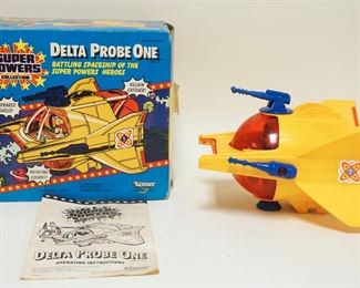 1166 KENNER SUPER POWERS COLLECTION 1985 DELTA PROBE ONE BATTLING SPACE SHIP W/ BOX. BOX HAS WEAR. SHIP APP. 9 IN X 7 1/2 IN X 5 IN H