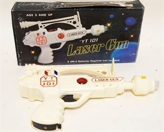 1172 YT 101 VINTAGE LASER GUN TOY W/ BOX. APP. 11 1/2 IN L