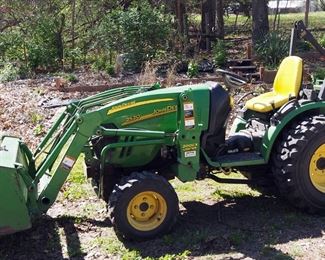 John Deere 2520 Gas Powered Tractor, Shows 1168 Hours On Meter, With 200CX Loader Bucket And Quick Hitch Attachment