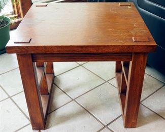 Oak End Table, 22" x 24" x 26"
