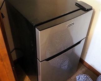 Emerson 2-Door Mini Fridge, Model CR533E, 33" x 19" x 21", Powers On