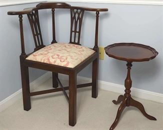 Madison Square Corner Chair With Pie Crust Pedestal Table