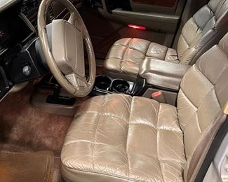 1992 Jeep Grand Wagoneer - front interior