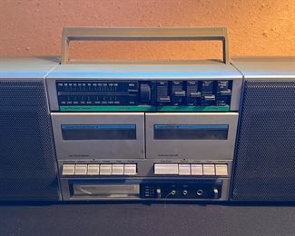 Dual cassette AM/FM boombox