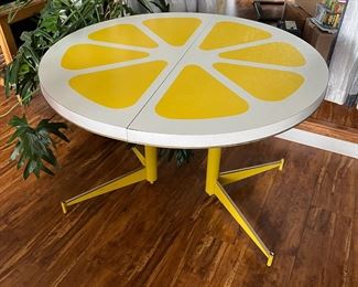 Lemon slice table (has leaf)