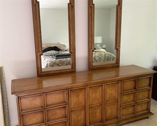 Thomasville dresser w/ 6 drawers and middle cabinet with 3 more drawers.