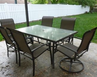 Nice patio table w/6 chairs