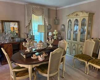 Broyhill Dining Room Table w/leaves & 8 Chairs                                          Broyhill Lighted China Hutch
