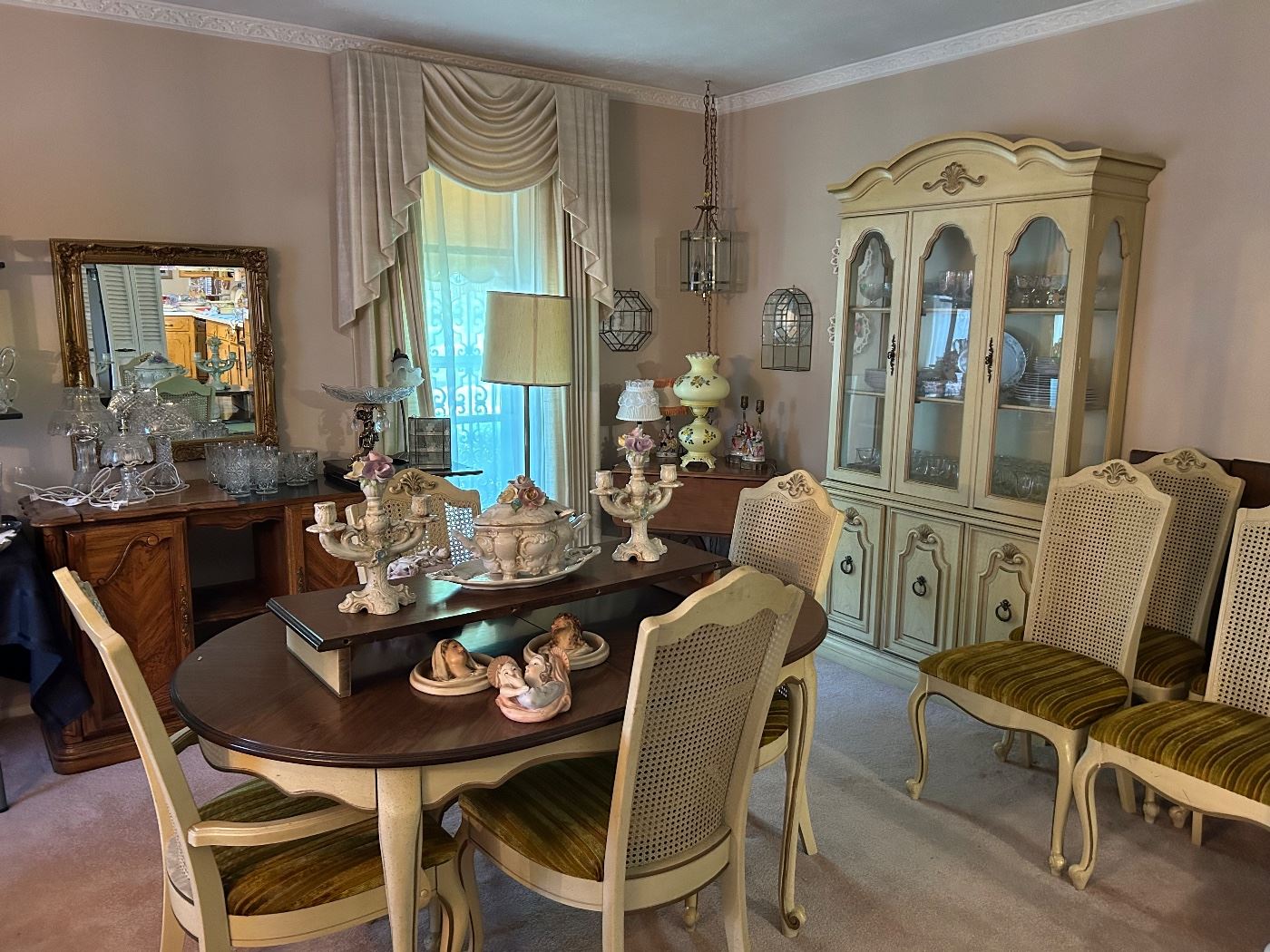 Broyhill Dining Room Table w/leaves & 8 Chairs Broyhill Lighted China Hutch