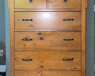 Pine chest of drawers