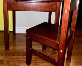 Melissa & Doug children's desk and chair (set of 2)