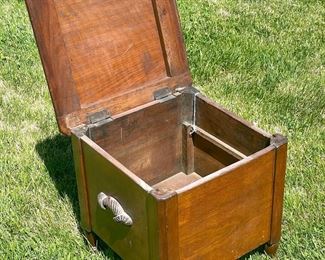 Detailed view of chamber commode 