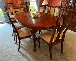 Century Furniture dining room table with (6) side chairs, (2) captains chairs, (2) leaves and table pads.