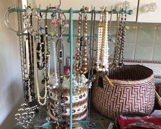 Costume Jewelry an Stand