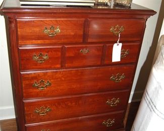 Classic chest of drawers