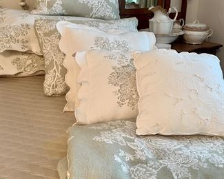 King Comforter & matching Pillows Set…As New
