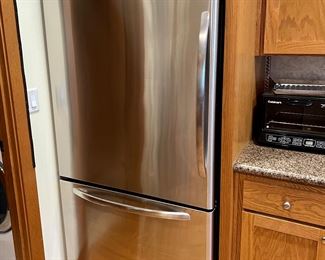 Super Nice Amanda Refrigerator w/ice maker & bottom freezer