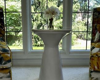 MARBLE LOOKING ACCENT TABLE