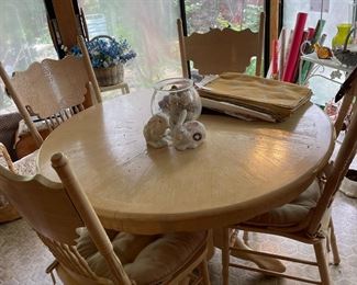 Sunroom dining set (has an extra leaf)