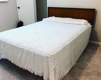 Full size bed. Chenille bed covers!