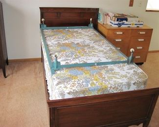 Twin bed with nice head/footboard 
