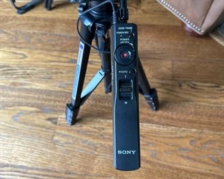 Sony handy cam tripod with remote in grip