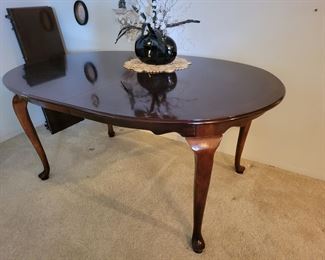 Mahogany Dining Table with 2 Leaves