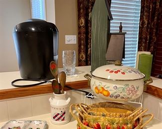 Vintage Straw Casserole Holders, Vintage Enamelware Cookware