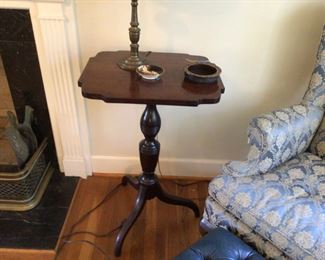 Early 1800’s New England Spider Leg Table