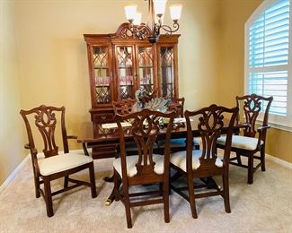 Thomasville Chippendale dining table with two extra leaves and table pads, Thomasville china hitch all in pristine condition