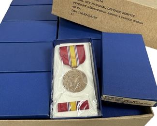 40 Vintage 1968 US National Defense Medal Lot Full Case