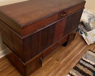 Roos cedar chest