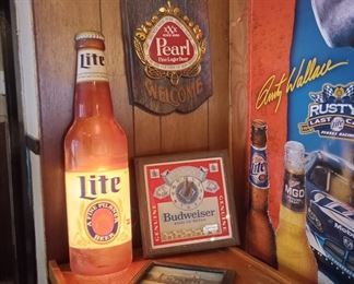 Beer signs! Pearl, Budweiser, miller, Schlitz, line star and more Neons. 