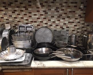 Tons of bakeware. 