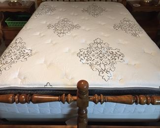 Ultra plush mattress / boxsprings. Clean and in great condition- Full size. 