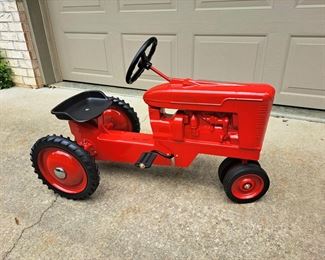 PEDAL TRACTOR