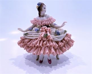 Aelteste Volkstedter 'Dresden' lace figurine 