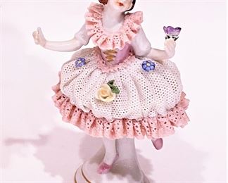 Aelteste Volkstedter 'Dresden' lace figurine 