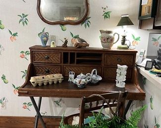 Woven desk- nice slender size with lots of storage

Bird decor