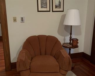 Comfortable side chair
Lamp table