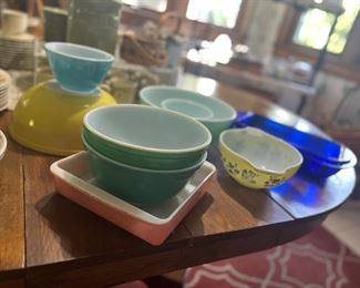 Pyrex
Oak pedestal table