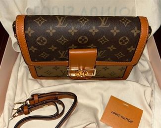 #152	Louis Vuitton Dauphine Shoulder Bag MM Brown Leather Monogram Reverse Product Details 9.8x6.7x4,1 inches , Monogram and monogram revierse coated canvas, cawhide leather trim,  Microfiber lining, gold color hardware, Magnetized front lock,  2 inside compartments, middle zipped pocket, inside back flat pocket, multiple carrying options, strap removable adjustment, strap drop 9.8, strap drop max 17.7 inches, chain removable 	 $2,000.00 			
