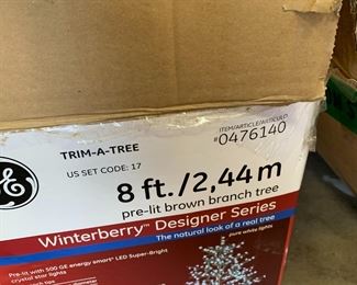 #123	GE Winterberry design Tree - 8' Tall - pre-lit  - 500 lights	 $100.00 			
